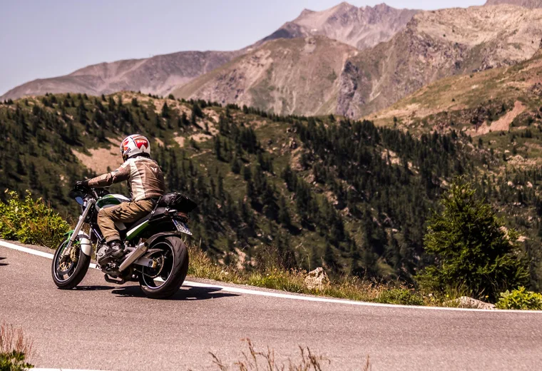 Motocykel skupiny A na horskej ceste